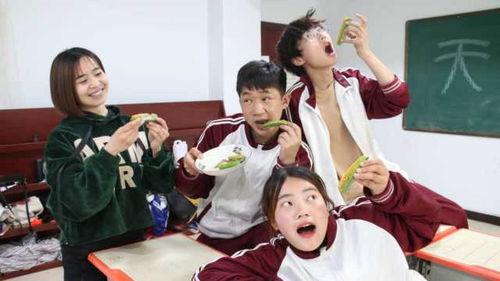 美术老师直播吃瓜,趣味横生课堂瞬间走红