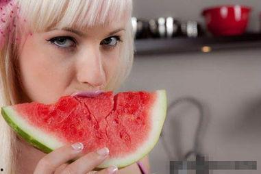 分享吃瓜女,分享吃瓜女生的甜蜜瞬间