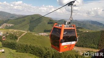 新疆缆车男女吃瓜,男女游客共享瓜果乐趣